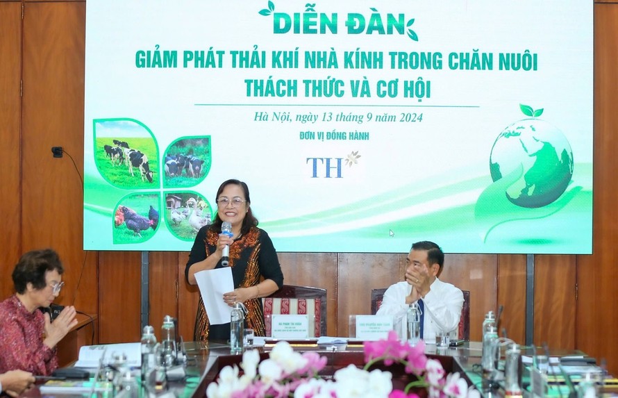 Bà Phạm Thị Xuân – Phó Chủ tịch Phụ trách Hội Nước sạch và Môi trường Việt Nam phát biểu khai mạc Diễn đàn.