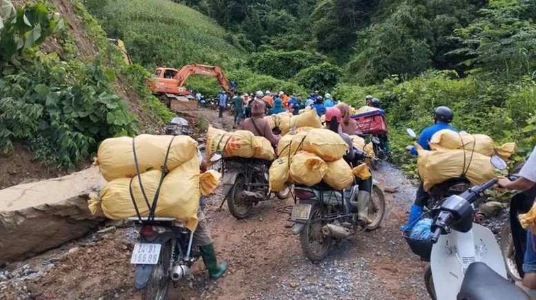 Người dân mang hàng cứu trợ cho đồng bào vùng lũ.