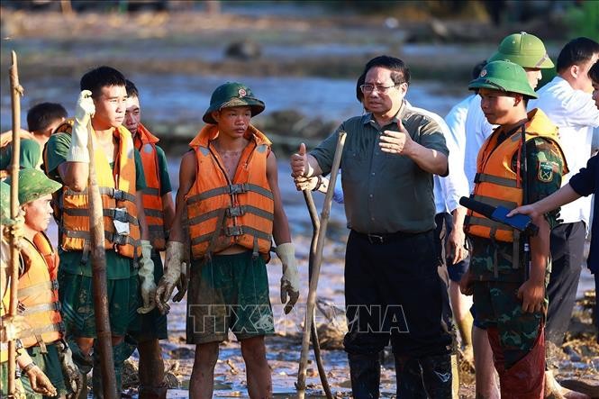 Thủ tướng Phạm Minh Chính chỉ đạo công tác tìm kiếm nạn mất tích do sạt lở đất tại làng Nủ. Ảnh: Dương Giang/TTXVN.