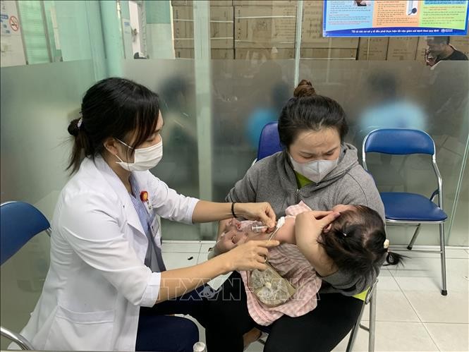 Tiêm vaccine phòng bệnh sởi cho trẻ em.