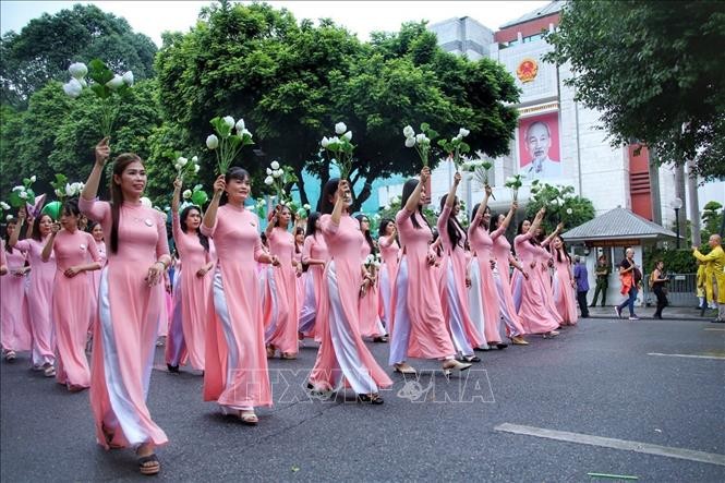 Diễu hành áo dài tại Không gian phố đi bộ hồ Hoàn Kiếm, ngày 29/10/2023. Ảnh: Tuấn Đức/TTXVN.