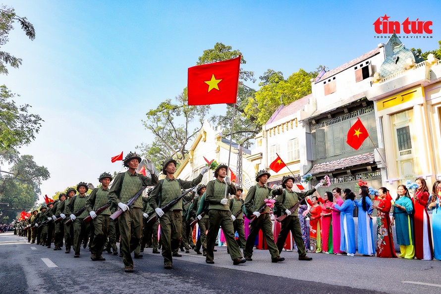 Màn thực cảnh tái hiện "Ngày về chiến thắng" đi qua các cửa ô tiến vào Hà Nội, chào mừng kỷ niệm 70 năm Ngày Giải phóng Thủ đô (10/10/1954 - 10/10/2024). Ảnh: TTXVN.