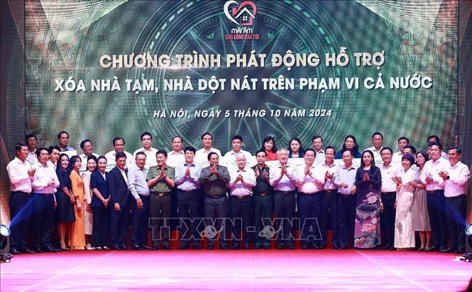 Thủ tướng Phạm Minh Chính với các đại diện các tổ chức, doanh nghiệp hỗ trợ kinh phí xóa nhà tạm, nhà dột nát, ngày 5/10/2024. Ảnh: Dương Giang/TTXVN.