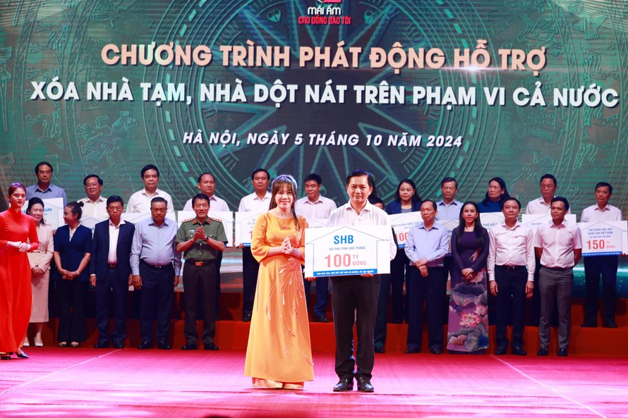 Bà Ninh Thị Lan Phương – Phó Tổng Giám đốc SHB đại diện Ngân hàng trao tặng 100 tỷ đồng cho tỉnh Sóc Trăng.