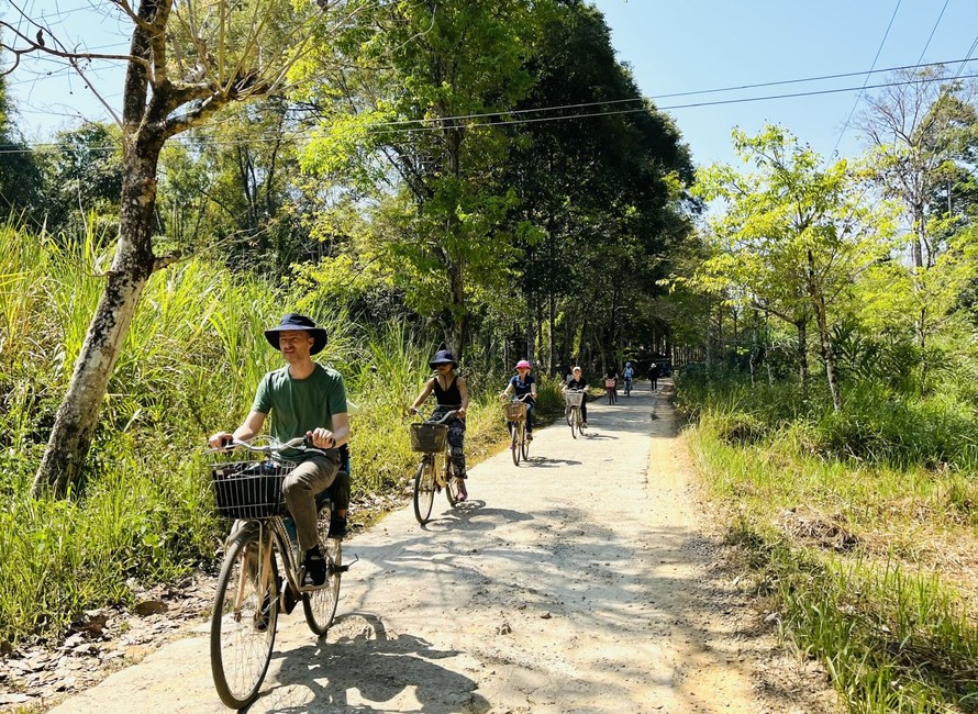 Đến với rừng Nam Cát Tiên, du khách có thể khám phá rừng bằng xe đạp để tận hưởng trọn vẹn không gian xanh mát ở nơi đây. Đây cũng là sản phẩm du lịch xanh đang được nhiều người nước ngoài trải nghiệm khi đến Việt Nam. Ảnh: Hoàng Tuyết/TTXVN.