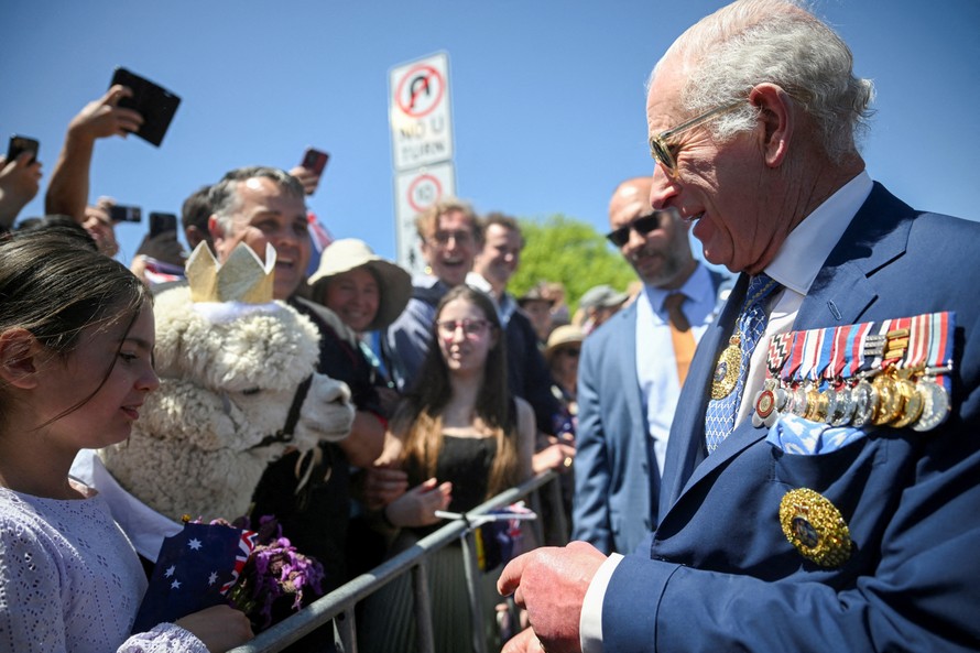 Vua Charles và Hoàng hậu Camilla của Anh thăm thủ đô Canberra trong chuyến công du Australia. Ảnh: Reuters.