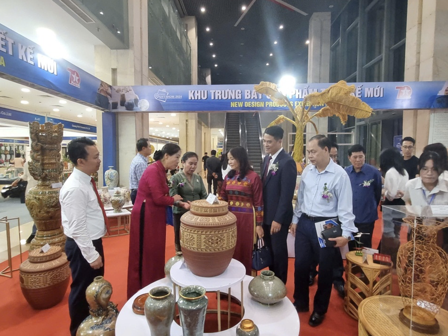 Các đại biểu thăm quan khu trưng bày sản phẩm tại Hội chợ quốc tế Hanoi Giftshow 2024