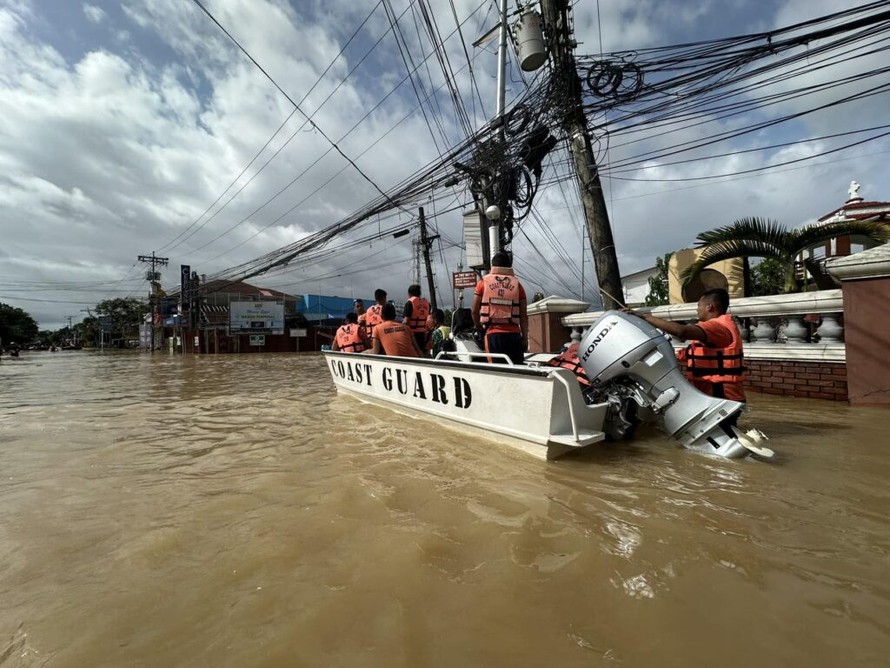 Người dân Philippines “oằn mình” chống lũ hậu bão Trà Mi