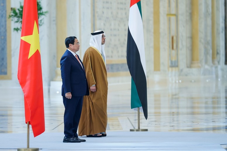 Phó Tổng thống UAE Sheikh Mansour Bin Zayed Al Nahyan chủ trì Lễ đón chính thức Thủ tướng Chính phủ Phạm Minh Chính. Ảnh: VGP/Nhật Bắc.