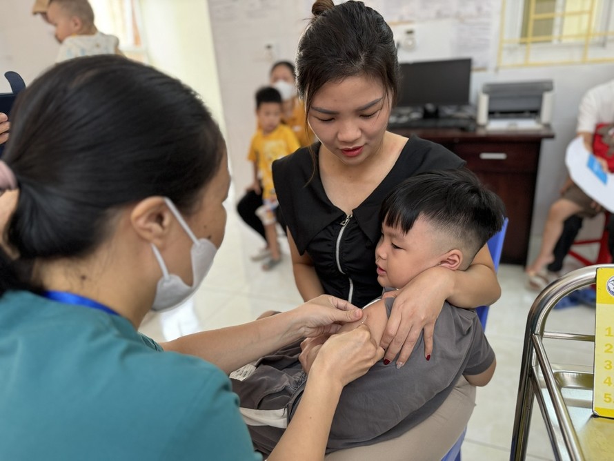 Hà Nội tiêm vaccine sởi cho trẻ. Ảnh: Tạ Nguyên.