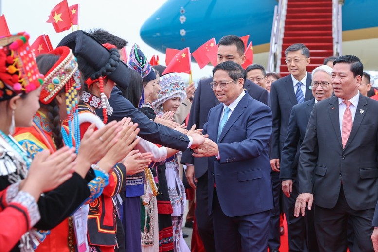 Thủ tướng Phạm Minh Chính và Đoàn đại biểu cấp cao Việt Nam tới sân bay quốc tế Trường Thủy (thành phố Côn Minh, tỉnh Vân Nam, Trung Quốc), bắt đầu chuyến công tác tham dự Hội nghị Thượng đỉnh GMS, Hội nghị Cấp cao ACMECS, Hội nghị Cấp cao CLMV và làm việc tại Trung Quốc. Ảnh: VGP/Nhật Bắc.