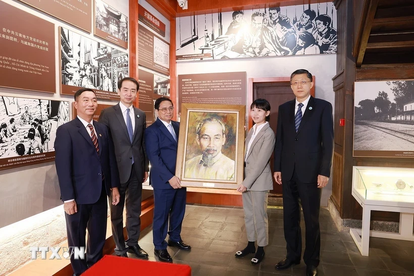 Thủ tướng Phạm Minh Chính trao chân dung Bác Hồ tặng Khu di tích nơi ở của Chủ tịch Hồ Chí Minh tại số nhà 91 phố Nam Hoa Sơn, quận Ngũ Hoa, thành phố Côn Minh. Ảnh: Dương Giang/TTXVN.