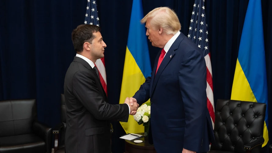 Tổng thống Ukraine Volodymyr Zelensky gặp ông Donald Trump khi ông là tổng thống Mỹ tại một cuộc họp của Liên hợp quốc vào tháng 9/2019. Ảnh: EPA.