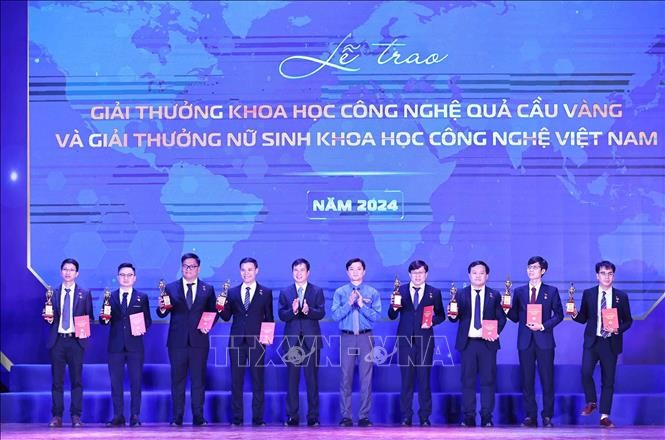 Bí thư Trung ương Đoàn Nguyễn Minh Triết trao Giải thưởng Khoa học công nghệ Quả Cầu Vàng cho các tài năng trẻ. Ảnh: Minh Đức/TTXVN.