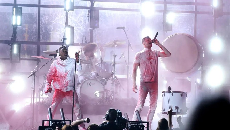 Màn trình diễn đầy ấn tượng của Imagine Dragons và Kendrick Lama tại lễ trao giải Grammy 2014. Ảnh: AP.