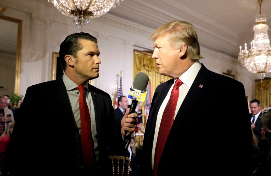 Ông Pete Hegseth (trái), người dẫn chương trình trên kênh Fox News, phỏng vấn ông Donald Trump, lúc đang là Tổng thống Mỹ tại Washington ngày 6/4/2017. Ảnh: Reuters.