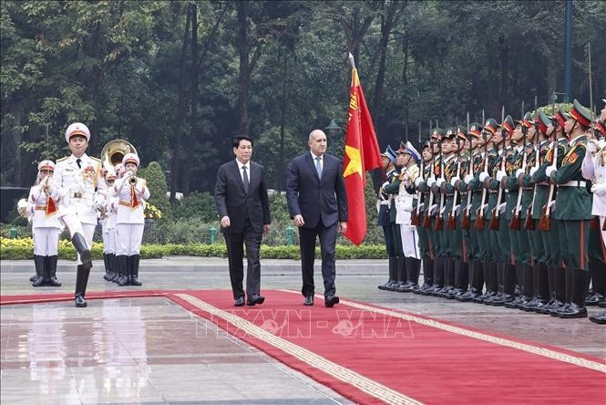 Chủ tịch nước Lương Cường và Tổng thống Bulgaria Rumen Radev duyệt Đội danh dự Quân đội nhân dân Việt Nam. Ảnh: Lâm Khánh/TTXVN.