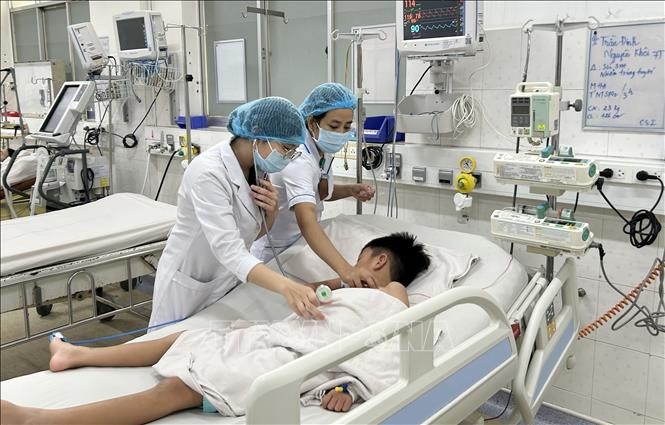 Trẻ mắc sốt xuất huyết nặng được điều trị tại Khoa Cấp cứu - Hồi sức tích cực - Chống độc trẻ em, Bệnh viện Bệnh Nhiệt đới TP Hồ Chí Minh.