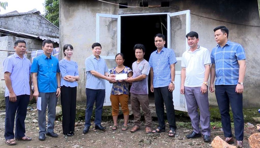 Đoàn công tác thăm hỏi, động viên và trao tiền hỗ trợ sửa chữa nhà ở cho các gia đình bị sập đổ và tốc mái hoàn toàn, hư hỏng nặng không ở được do cơn bão số 3. Ảnh minh họa: quangninh.gov.vn.