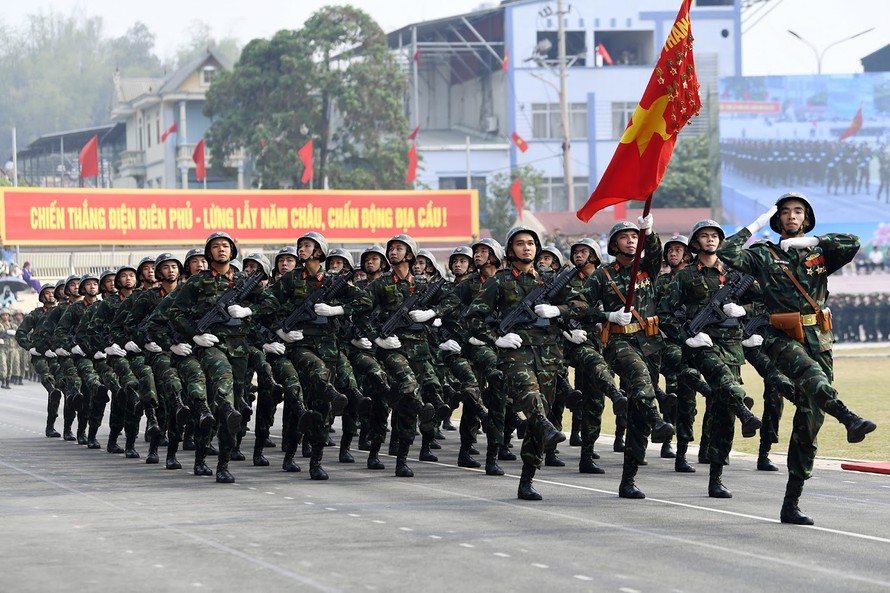 Lễ diễu binh, diễu hành kỷ niệm 70 năm chiến thắng Điện Biên Phủ. Ảnh: Nguyễn Huy.