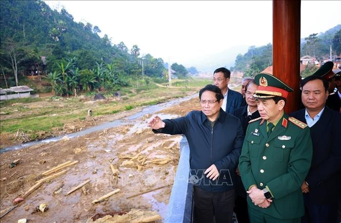 Thủ tướng Phạm Minh Chính thăm thôn Làng Nủ, nơi 67 người dân bị thiệt mạng do trận lũ. Ảnh: Dương Giang/TTXVN.