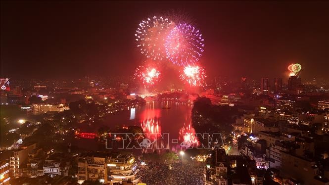 Pháo hoa rực sáng trên bầu trời Thủ đô chào đón Xuân Giáp Thìn 2024. Ảnh tư liệu: Vũ Sinh/TTXVN.