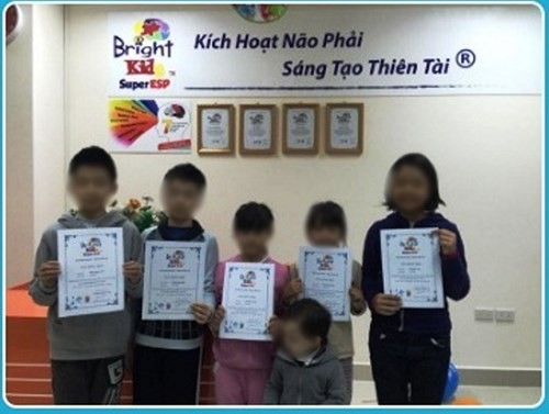 Trung tâm Bright Kids quảng cáo"kích hoạt não phải, sáng tạo thiên tài". ảnh chụp website của Bright Kids.