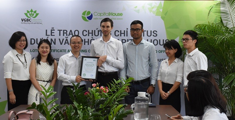  Đại diện Tập đoàn Capital House nhận chứng chỉ LOTUS cho dự án văn phòng Xanh