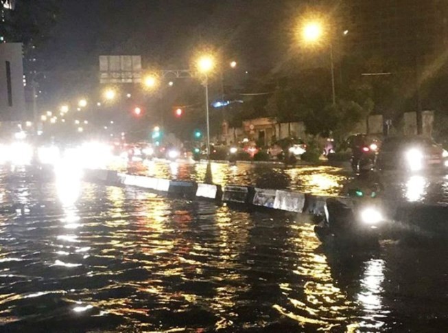 Có trạm bơm khổng lồ, đường Nguyễn Hữu Cảnh vẫn ngập