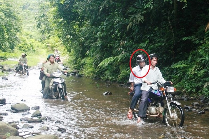 Ông Đoàn Tất Chẩn (khoanh tròn), nguyên Giám đốc Ban quản lý Rừng phòng hộ Sông Tranh vừa bị bắt khẩn cấp.