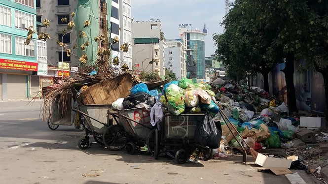 Rác bủa vây các tuyến đường thành phố Hạ Long