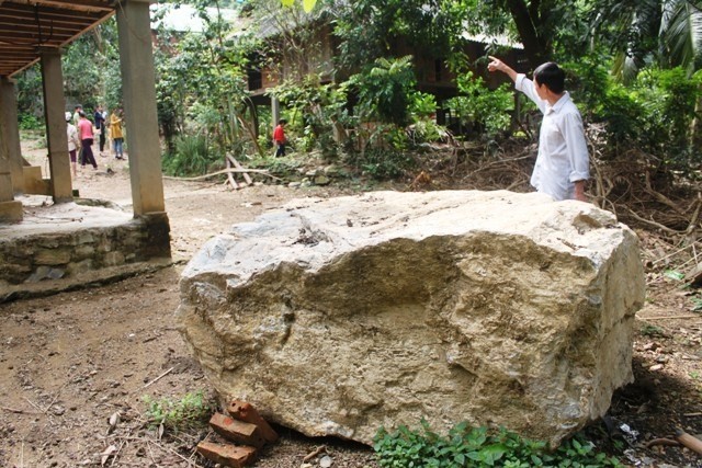 Đá lăn tới gần gầm sàn nhà hộ dân ở bản Mướp.