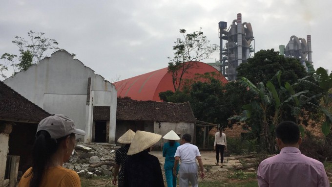 Những năm qua từ khi nhà máy xi măng đi vào hoạt động cũng là những tháng ngày người dân tại đây chịu sự "hành hạ" đủ đường.