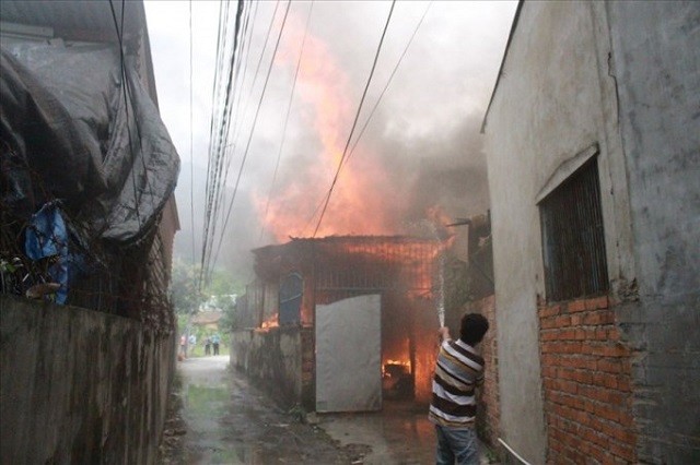 Ngọn lửa đã bao trùm căn nhà.