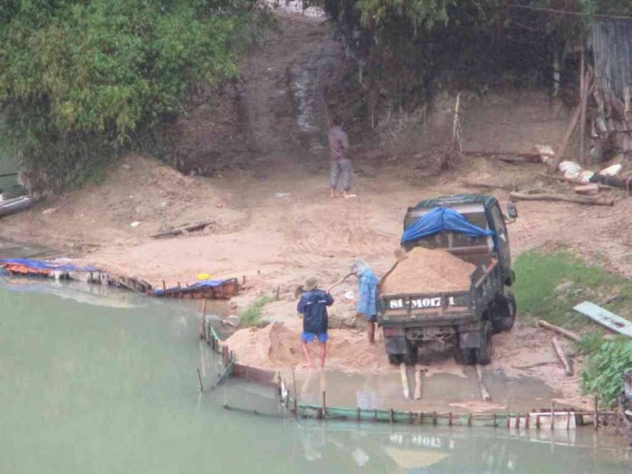 Khai thác cát trên sông Hà Thanh tại thị trấn Diêu Trì bằng xuồng nhỏ