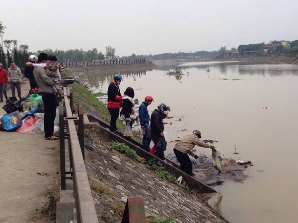 Ngoài thả cá, người dân còn thả rất nhiều loại rác xuống sông