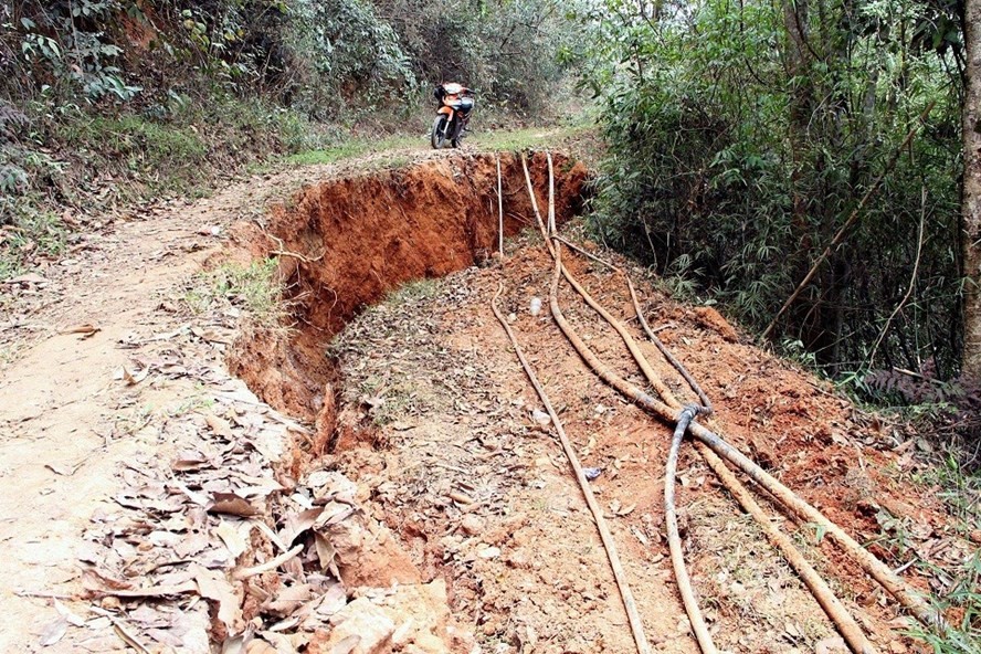 Vết nứt dài khiến nhiều người dân lo lắng. ảnh: Xuân Chinh