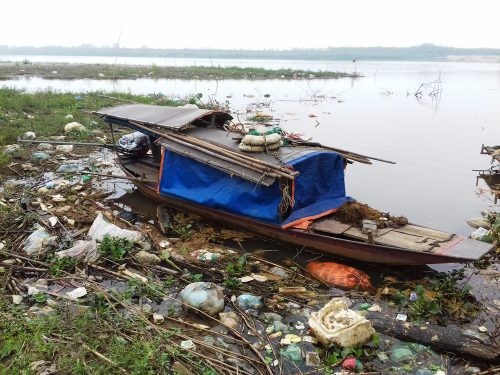 Rác thải tràn lan ven bờ sông Thao