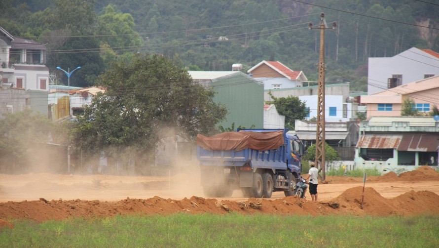 Xe chở đất san nền DA Khu dân cư Đông Viện sốt rét, ký sinh trùng - côn trùng Quy Nhơn phát sinh bụi bẩn, gây ô nhiễm môi trường