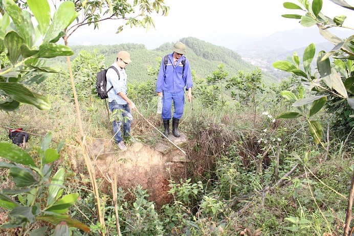 Vết nứt rộng và sâu kéo dài 1 km từ phía bắc sang phía nam núi Tán.