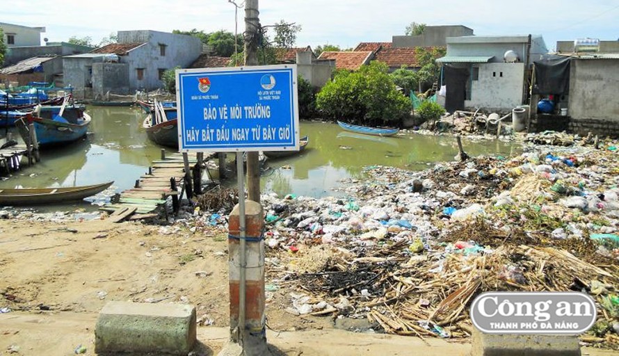 Biển tuyên truyền bảo vệ môi trường không phát huy tác dụng.