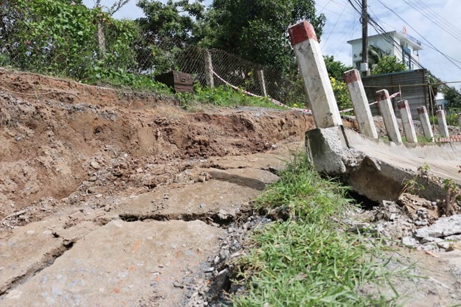 Hiện trường vụ sạt lở, đoạn thuộc khu vực tổ 19, 20, khóm An Hưng, phường Mỹ Thới, thành phố Long Xuyên. (Ảnh: Công Mạo/TTXVN)