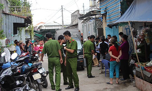 Công an đang khám nghiệm hiện trường.