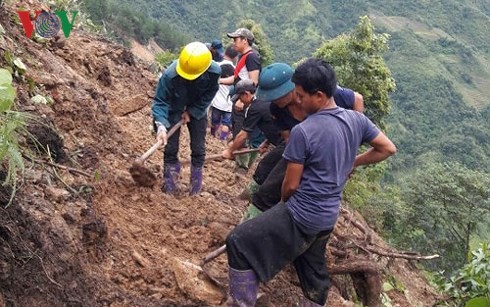 Huyện Trạm Tấu huy động lực lượng tại chỗ nỗ lực san gạt thông đường.