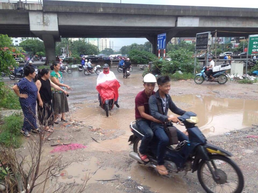 Bi hài ở nhà chung cư đi đường đất lầy lội giữa lòng Hà Nội