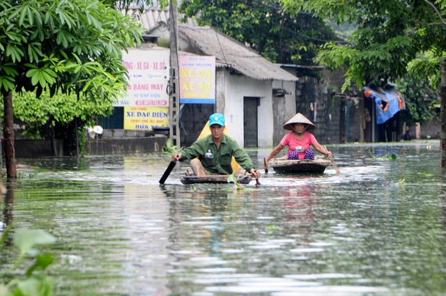 Hà Nội: Kinh hoàng 'biển rác' bủa vây người dân ngoại thành sau lũ