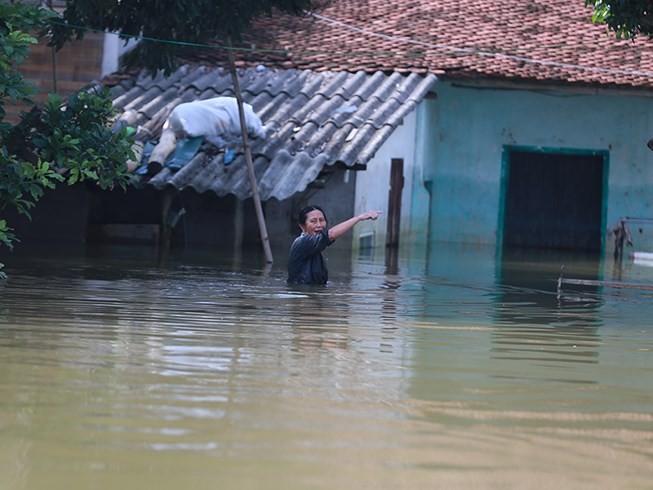 Người dân Hà Nội còn phải chống chọi với lũ dự báo kéo dài trong những ngày tới.