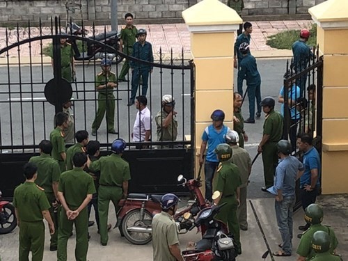 Như thông tin báo congluan.vn đưa tin trước đó, vào lúc 11 giờ 30 ngày 23/7, sau khi Hội đồng xét xử TAND huyện Bình Chánh vừa tuyên án, yêu cầu bị đơn là ông Nguyễn Văn Hiền không được phép chặn lối đi của hàng chục hộ dân ở hẻm 164B Tân Nhiễu, xã An Phú