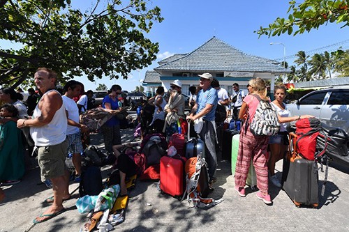 Các du khách đợi lên tàu để rời khỏi cảng Bangsal, phía bắc Lombok hôm nay, sau khi được sơ tán từ quần đảo Gili gần đó