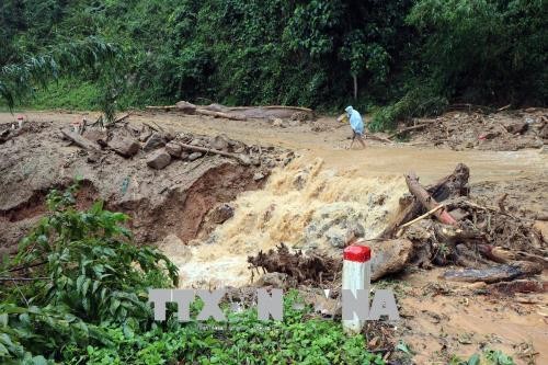 Mưa lũ làm sạt lở đường Quốc lộ 40B đoạn qua xã Tumơrông, huyện Tumơrông, tỉnh Kon Tum.